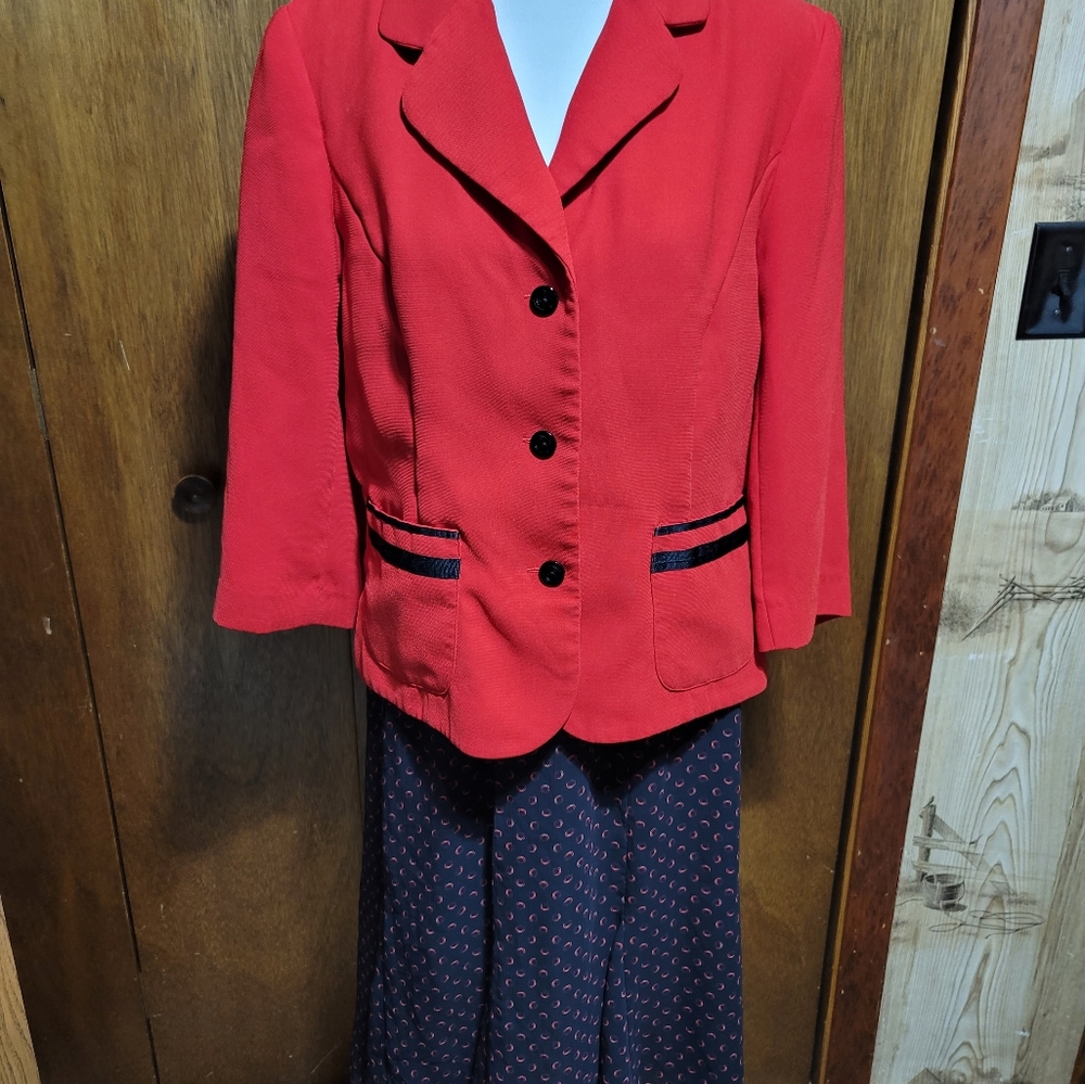 Skirt suit